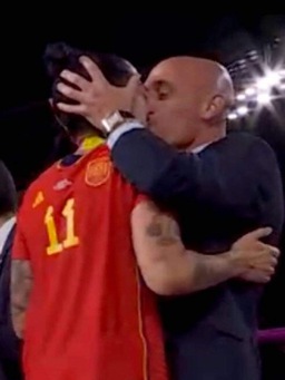 Nụ hôn làm khủng hoảng nghiêm trọng bóng đá Tây Ban Nha
