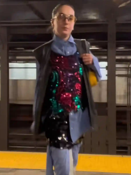 Cô gái làm gì ở ga tàu điện ngầm mà 'gây sốt' cộng đồng mạng?