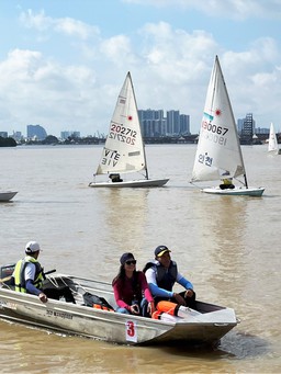 Bạn trẻ hào hứng đến sông Sài Gòn xem đua thuyền, lướt ván phản lực