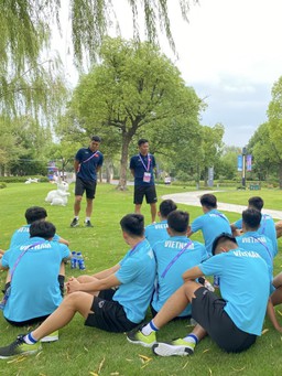 Sau trận đấu mắc nhiều lỗi ‘vớ vẩn’, đội Olympic Việt Nam ra công viên nói chuyện