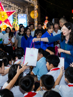 Phó chủ tịch nước Võ Thị Ánh Xuân vui tết Trung thu cùng trẻ em nghèo