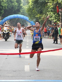 Cựu tuyển thủ quốc gia, từng đấu SEA Games 31 về nhất giải chạy Báo Hà Nội mới