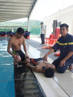 Nhiều bạn trẻ học cách ứng phó với bão, lũ