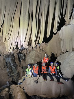 Phát hiện hang động mới có sông ngầm chảy xuyên qua ở Quảng Bình