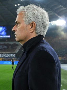 AS Roma của HLV Mourinho liên tiếp nhận thẻ đỏ, bị loại khỏi Coppa Italia