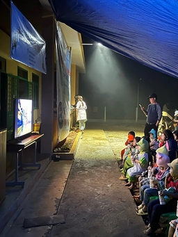Mang 'rạp phim' đến nơi không điện, không internet