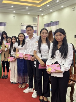 Nhiều sinh viên Lào, Campuchia bất ngờ được nhận lì xì tết sớm