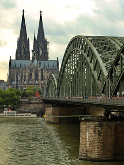 'Chứng minh' tình yêu với một chiếc khóa trên cầu Hohenzollern, Cologne, Đức