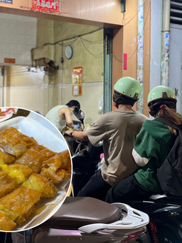 Bánh chuối Thái Lan ở TP.HCM có gì mà nhiều người chờ 15-30 phút để mua?