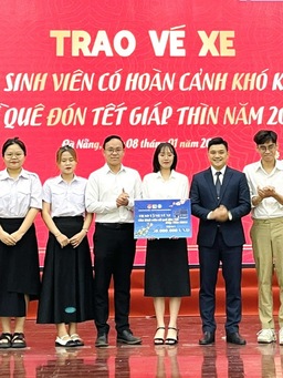 Sinh viên Đại học Đà Nẵng vui mừng nhận vé xe về quê đón tết