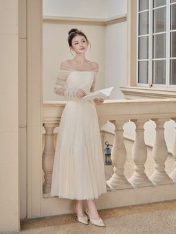 Chìa khóa mặc đẹp mùa này gọi tên váy trễ vai đầy cuốn hút