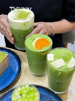 Trà sữa matcha, mì xào vị cay..., những món ăn thu hút thực khách trong lễ hội