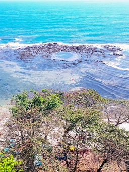 Vẻ đẹp kỳ bí của miệng núi lửa triệu năm bên bờ biển Quảng Ngãi