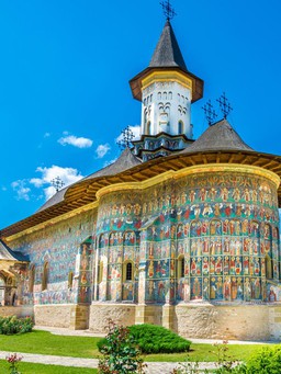 Romania đẹp lộng lẫy, bí ẩn với tu viện, lâu đài cổ và hóa thạch gấu