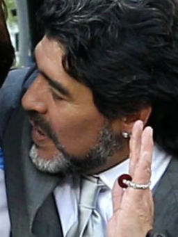 Tổng thống Argentina bất ngờ so sánh Messi và Maradona