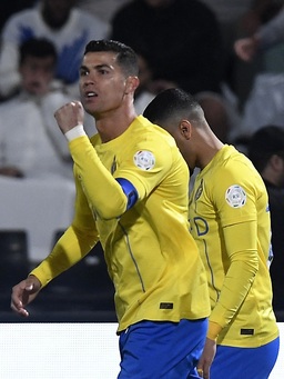 Ronaldo cân bằng kỷ lục của ‘Ronaldo béo’, đáp trả CĐV khi bị so sánh với Messi