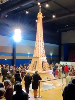 Tháp Eiffel bằng que diêm lập kỷ lục Guinness thế giới