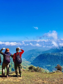 'Team xê dịch' chinh phục thử thách những đỉnh núi trên dưới 3.000 mét tại Việt Nam