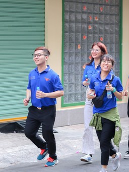Người trẻ xuống đường chạy bộ vì cộng đồng
