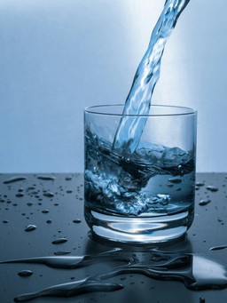 Ngày mới với tin tức sức khỏe: Uống nước ấm hay nước lạnh tốt hơn?