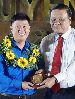 10 gương mặt trẻ tiêu biểu tỉnh Bình Định được trao giải thưởng Ngô Mây