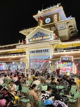 Ngôi chợ gần trăm tuổi ở phố người Hoa hút khách đến vui chơi ban đêm