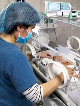 Quảng Bình: Cứu sống một trẻ sinh non mang nhiều dị tật