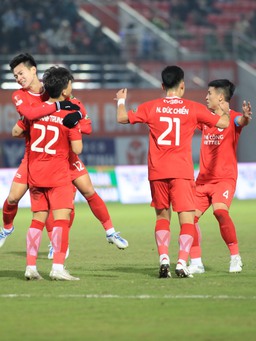 Lạ lùng V-League: Thể Công Viettel đua trụ hạng với Khánh Hòa