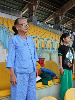 Cụ bà 87 tuổi đi 70 km đến SVĐ Cần Thơ cổ vũ cho đội bóng Trường ĐH Trà Vinh