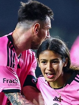 Cô gái trẻ selfie với Messi bỗng trở nên nổi tiếng