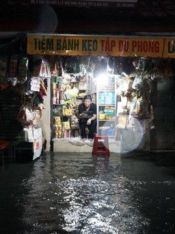 Người bán trong chợ Thủ Đức: ‘Tim đập mạnh’ mỗi khi thấy nước mưa