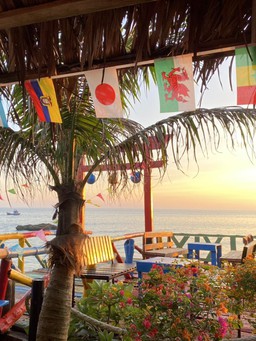 Ra đảo Lý Sơn uống cà phê ngắm biển mùa hè cực 'chill'