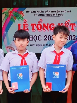 Tặng huy hiệu 'Tuổi trẻ dũng cảm' cho 3 học sinh cứu người khỏi đuối nước