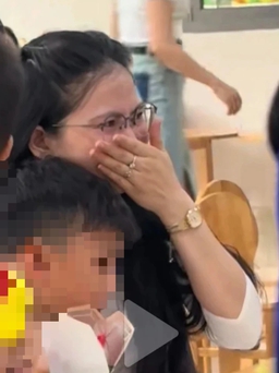 Cô giáo và trẻ mầm non bật khóc vì ba, mẹ bận việc không dự lễ tri ân