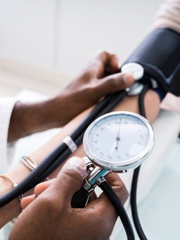 Ngày mới với tin tức sức khỏe: Tuổi nào cần kiểm tra huyết áp thường xuyên?