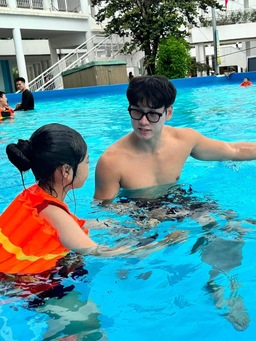 Kình ngư Hoàng Quý Phước truyền cảm ứng, dạy bơi cho trẻ em Quảng Ninh
