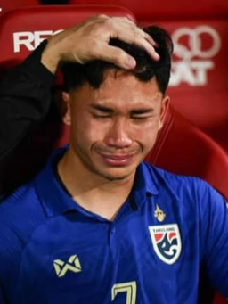 Cầu thủ Thái Lan khóc nức nở sau khi bị loại nghiệt ngã, Madam Pang thất thần