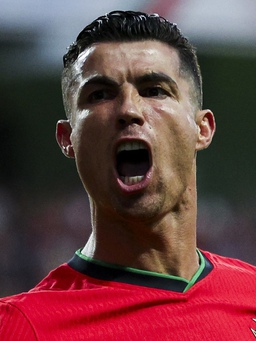 Ronaldo nói gì sau khi lập cú đúp, M.U bất ngờ giữ lại HLV Erik ten Hag