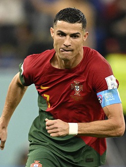 Tranh cãi nảy lửa về vị thế của Ronaldo: Nên đá chính hay ngồi dự bị?