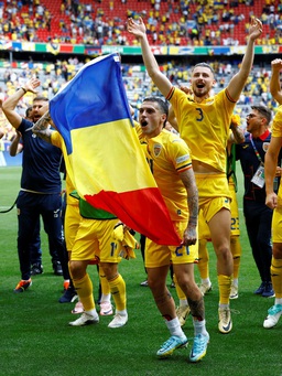 HLV Romania khóc vì quá sung sướng, HLV Ukraine khóc vì quá đau khổ, thế mới là bóng đá