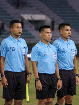 Trọng tài Thái Lan và Malaysia sắp bắt hai trận cực nóng tại V-League, là ai?