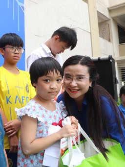 Chị Nguyễn Phạm Duy Trang thăm, tặng quà các em thiếu nhi tại lớp học tình thương