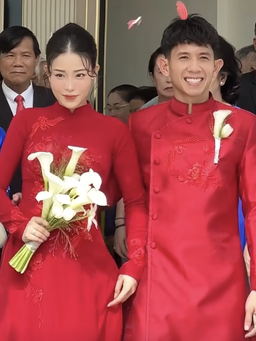 Nguyễn Phong Hồng Duy gây ấn tượng ngày rước dâu, HLV Kiatisak gửi lời chúc phúc