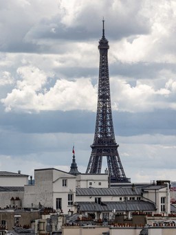 Pháp bắt 3 người trong vụ vứt quan tài gần chân Tháp Eiffel