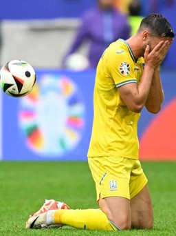 Thắng đội Slovakia, cầu thủ Ukraine khóc nức nở, không còn ‘mời’ HLV ra ngoài để họp riêng