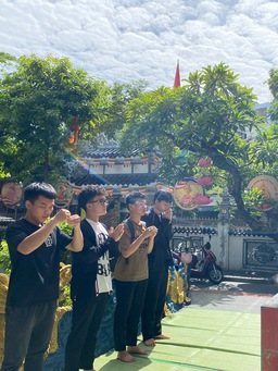 Thi tốt nghiệp THPT: Sĩ tử đội nắng lên chùa Linh Ứng (Đà Nẵng) cầu may