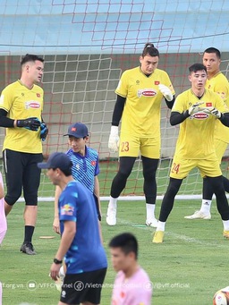Đội tuyển Việt Nam dưới thời HLV Kim Sang-sik chống bóng bổng bằng phương án nào?
