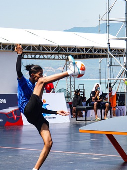 Người dân đội nắng, háo hức đến xem giải teqball thế giới 2024 tại Bình Định