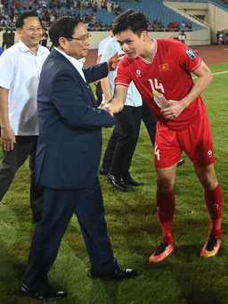 Thủ tướng xuống sân chúc mừng chiến thắng 'nghẹt thở' của đội tuyển Việt Nam