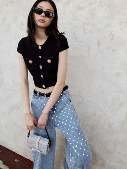 Quần jeans xanh và áo tweed, áo len mềm trở lại thành xu hướng hot